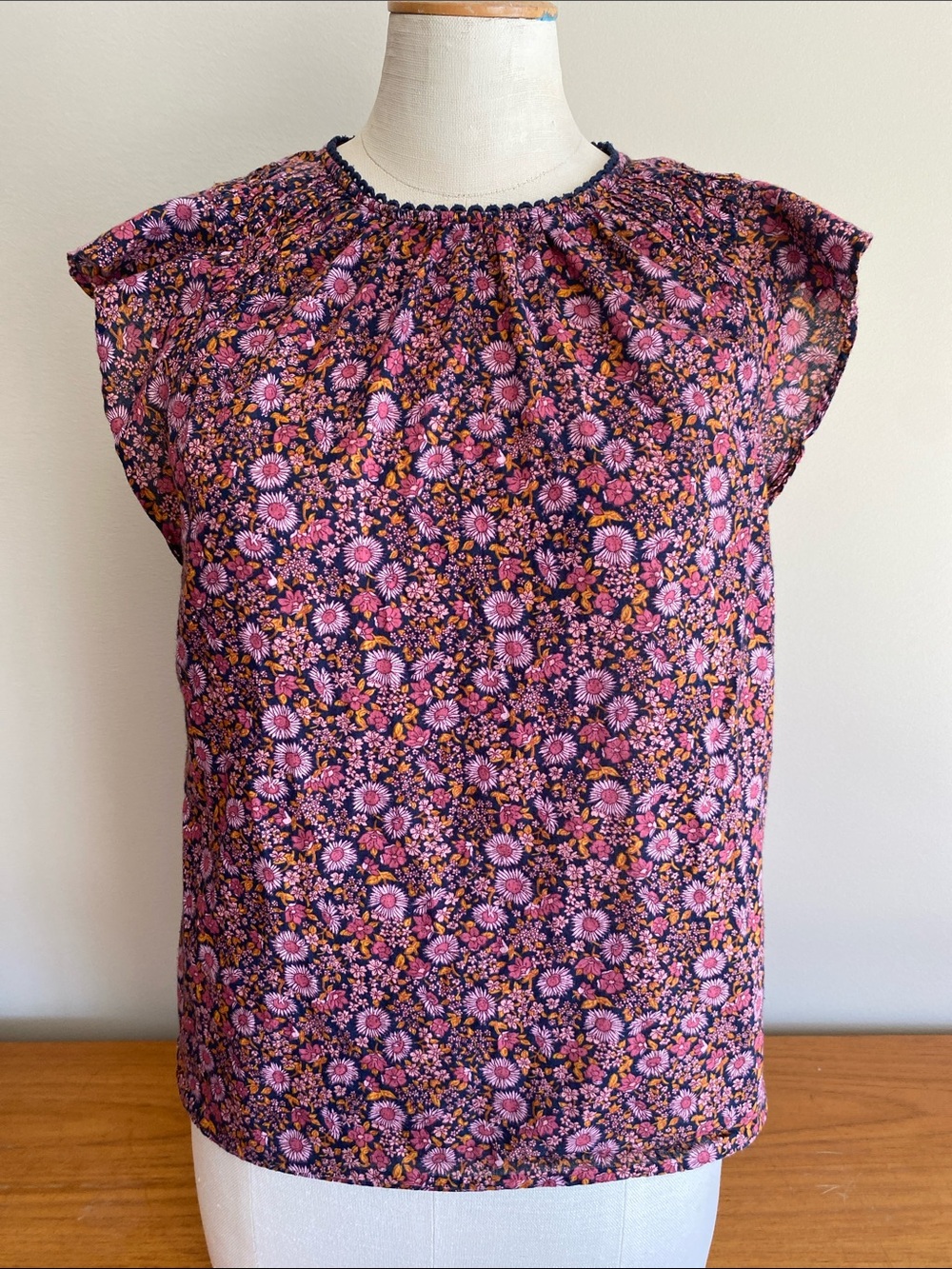Gap purple, pink and navy floral ruffle short sleeve top. Small.💜💙🩷